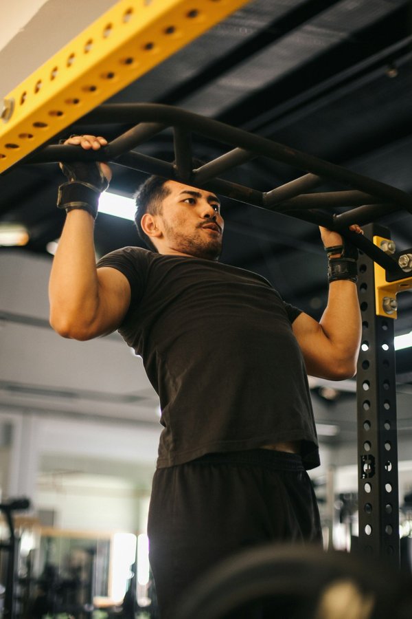 Muscler votre dos efficacement avec la barre de traction